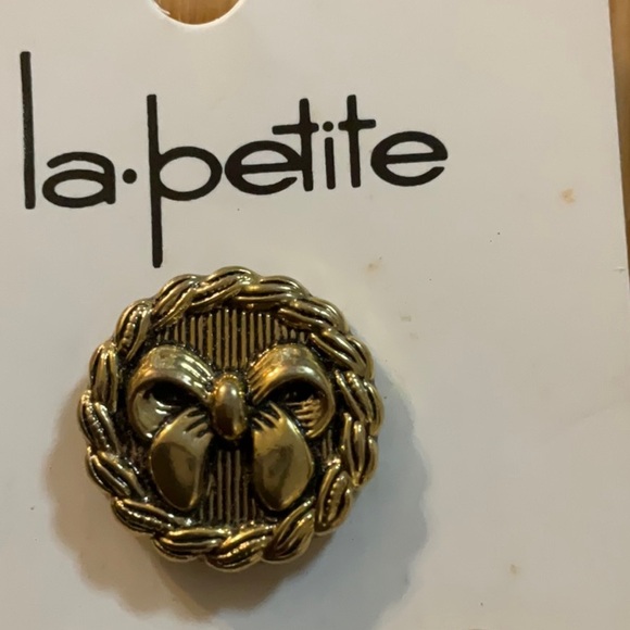 La.petite Buttons 4 Cards 12 Buttons Antique Gold 3/4” Bow in Circle - Picture 2 of 7